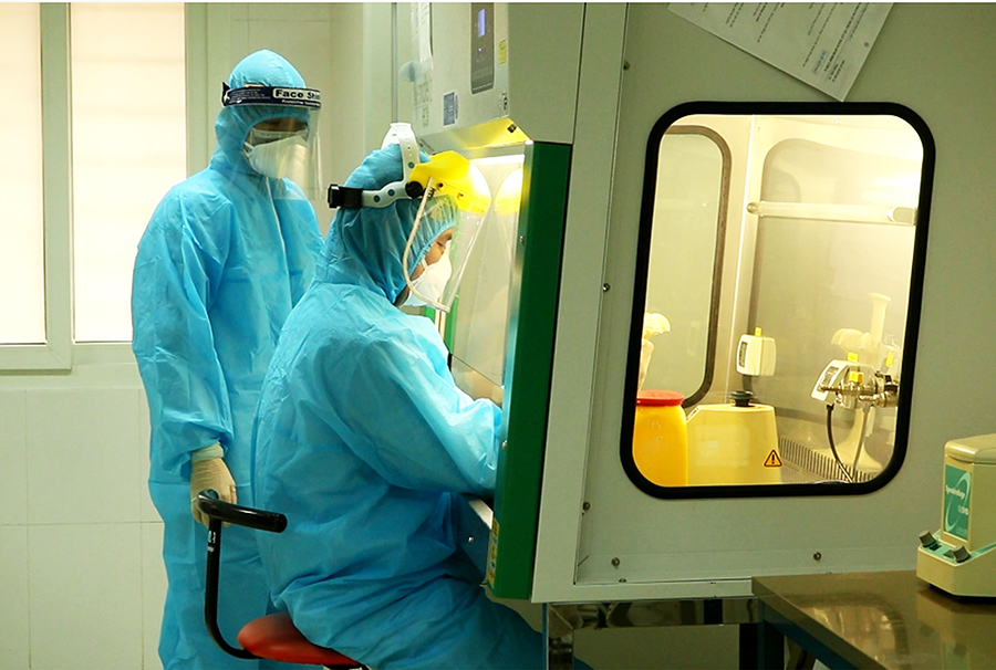 Nhân viên y tế Bệnh Viện Việt Nam - Thụy Điển Uông Bí thực hiện xét nghiệm sàng lọc.