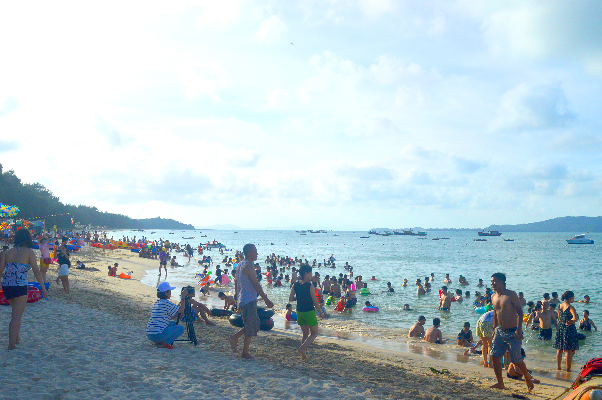Huyện Cô Tô đón lượng lớn du khách dịp hè 2020.