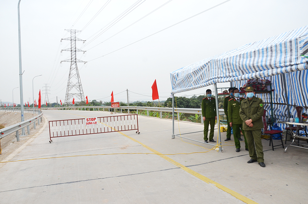 Cán bộ chiến sĩ túc trực tại chốt kiểrm soát cầu Đạm Thủy, xã Nguyễn Huệ