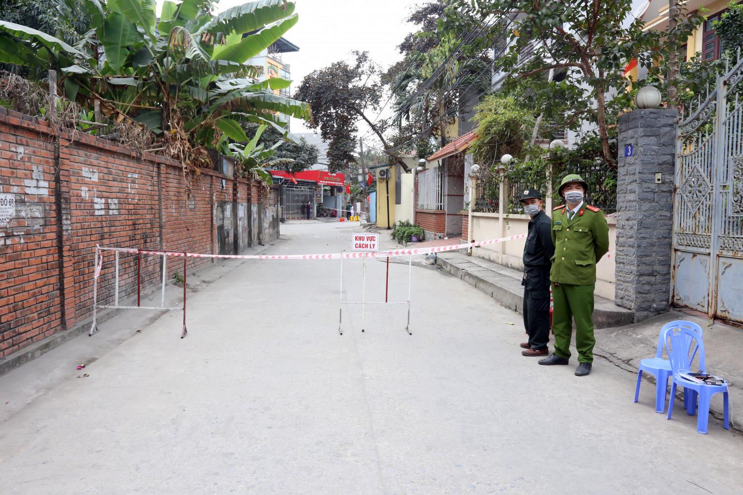 Lực lượng Công an tham gia chốt cách ly tại khu vực khu 6, phường Hồng Hà, thành phố Hạ Long, nơi cư trú của bệnh nhân 1335.