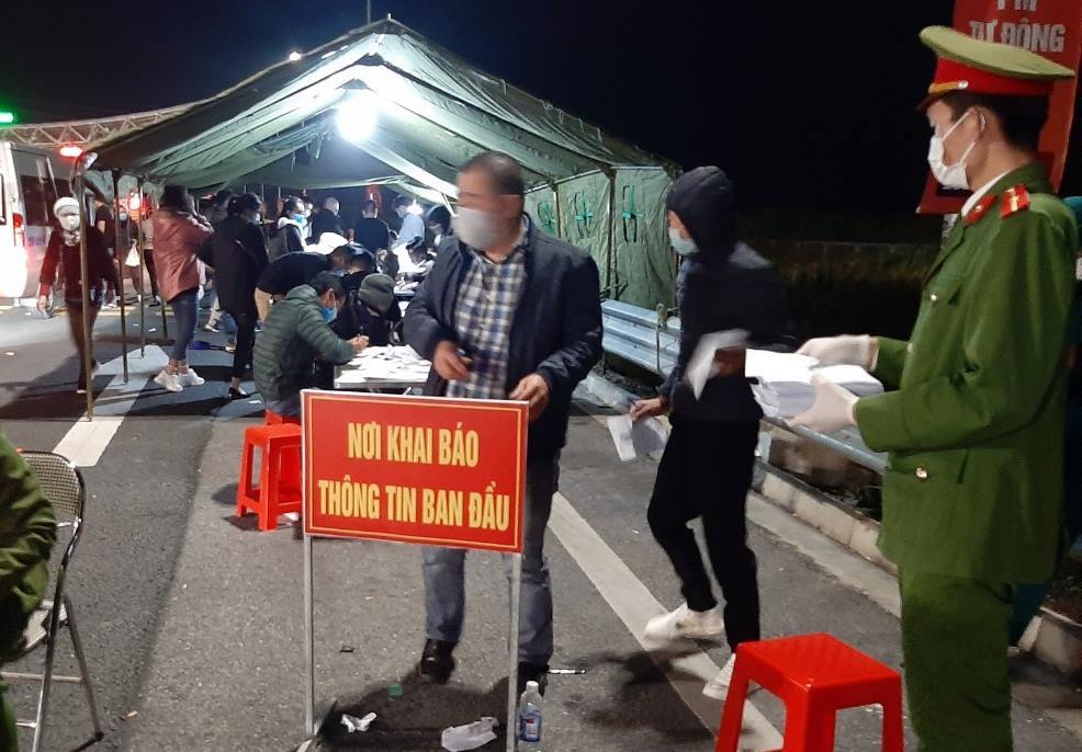 Lực lượng công an tham gia kiểm soát người và phương tiện ra/vào địa bàn Quảng Ninh tại Trạm Thu phí qua Cầu Bạch Đằng.