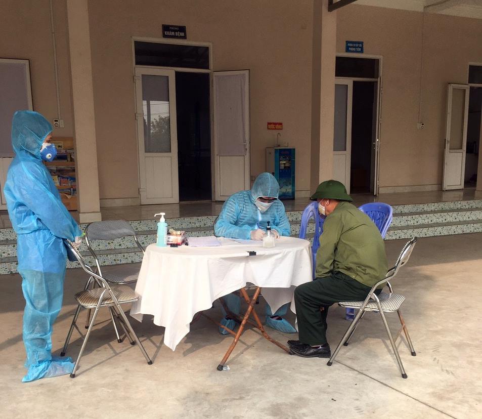 oàn công tác của Trường Cao đẳng Y tế Quảng Ninh lấy thông tin dịch tễ của ngời dân tại Trạm Y tế xã An Sinh 