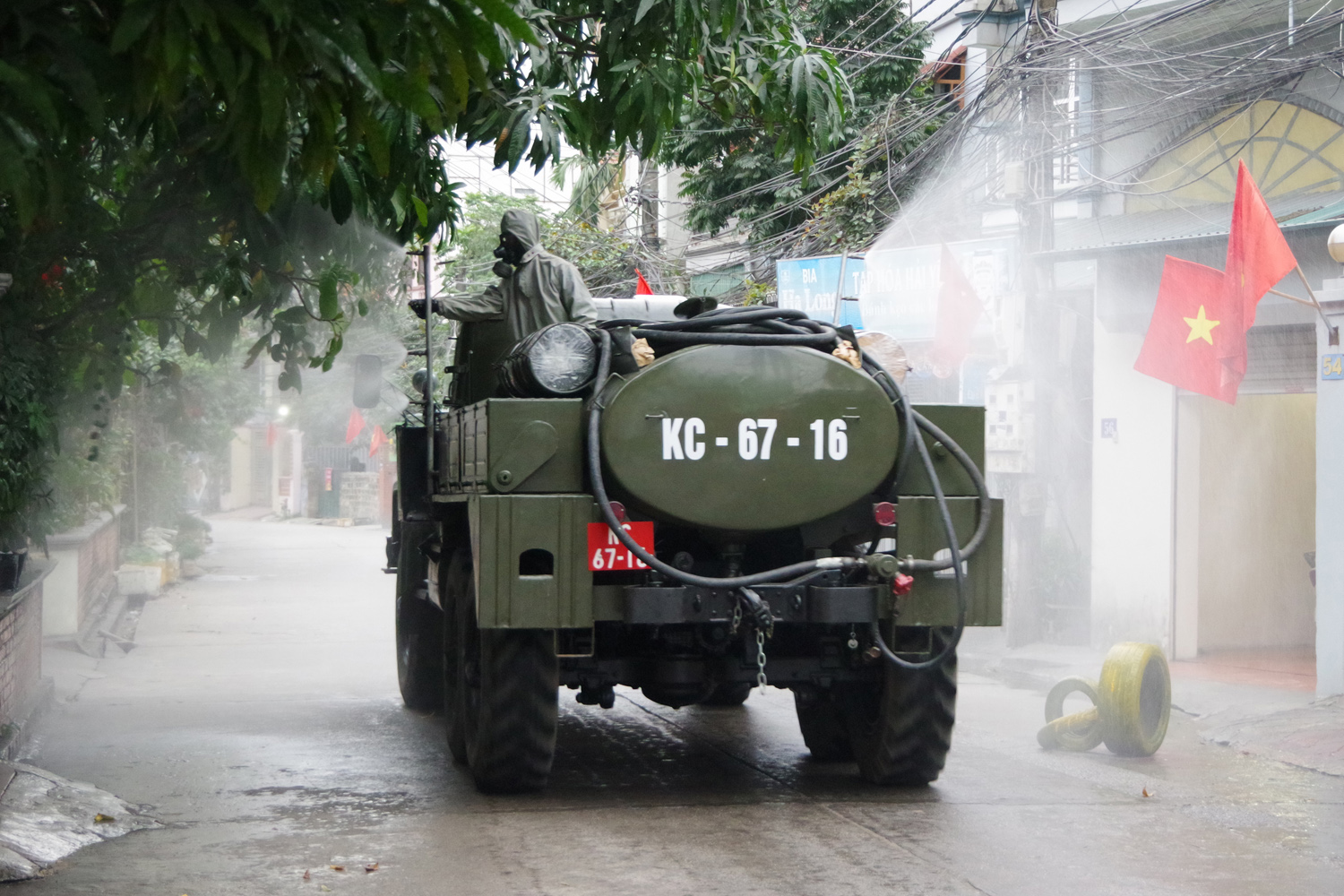 Cán bộ, chiến sĩ cùng các xe chuyên dụng của Tiểu đoàn Phòng hóa 38, Bộ Tham mưu Quân khu 3 phun khử khuẩn tại khu vực gia đình của bệnh nhân 1553 tại khu 6, phường Hồng Hà, TP Hạ Long (Quảng Ninh).