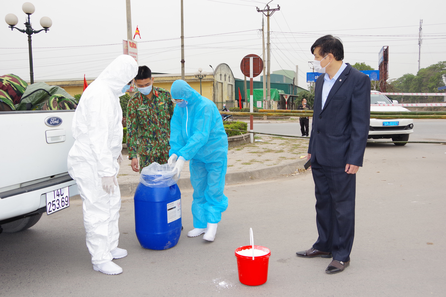 Lãnh đạo Sở Y Tế kiểm tra công tác pha hóa chất Cloramin B 25% đối với các lực lượng tham gia làm nhiệm vụ tại TX Đông Triều.