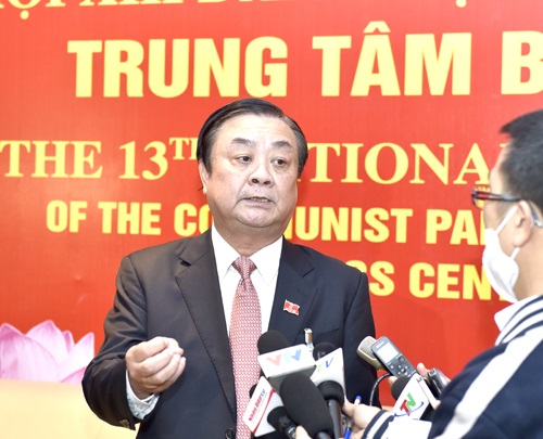 Đại biểu Lê Minh Hoan, Thứ trưởng Bộ NN&PTNT trả lời phỏng vấn báo chí - Ảnh: VGP/Nhật Bắc