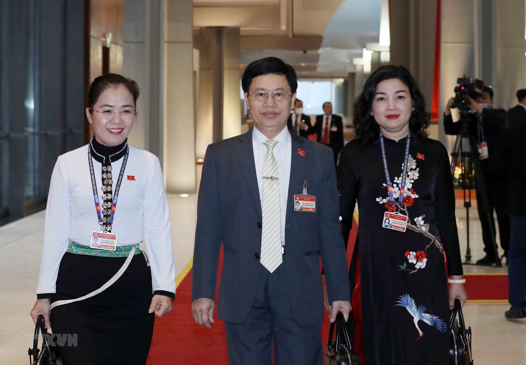 Các đại biểu đoàn Đảng bộ tỉnh Nghệ An đến dự phiên họp sáng 30/1. (Ảnh: TTXVN)