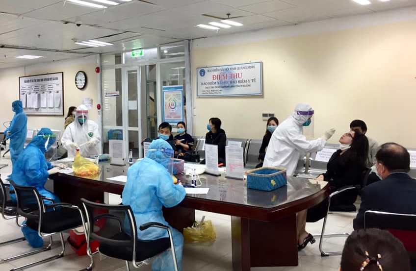 Lực lượng y tế tiến hành phun khử khuẩn tại tổ 1, khu 6, phường Hồng Hà.