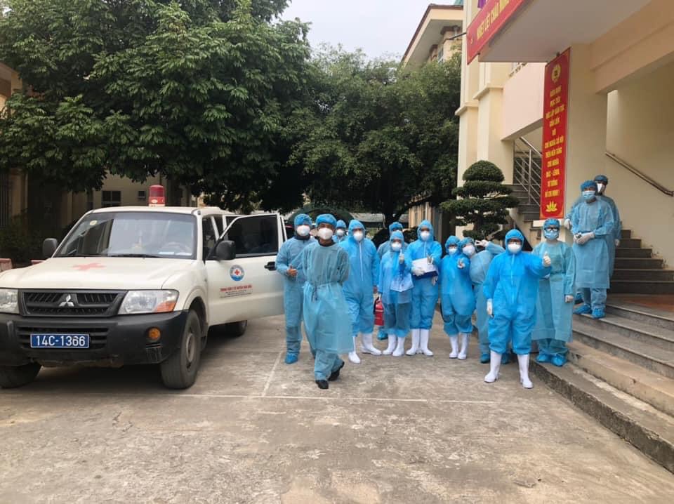 Trung tâm Y tế huyện Vân Đồn lên đường lấy mẫu xét nghiệm