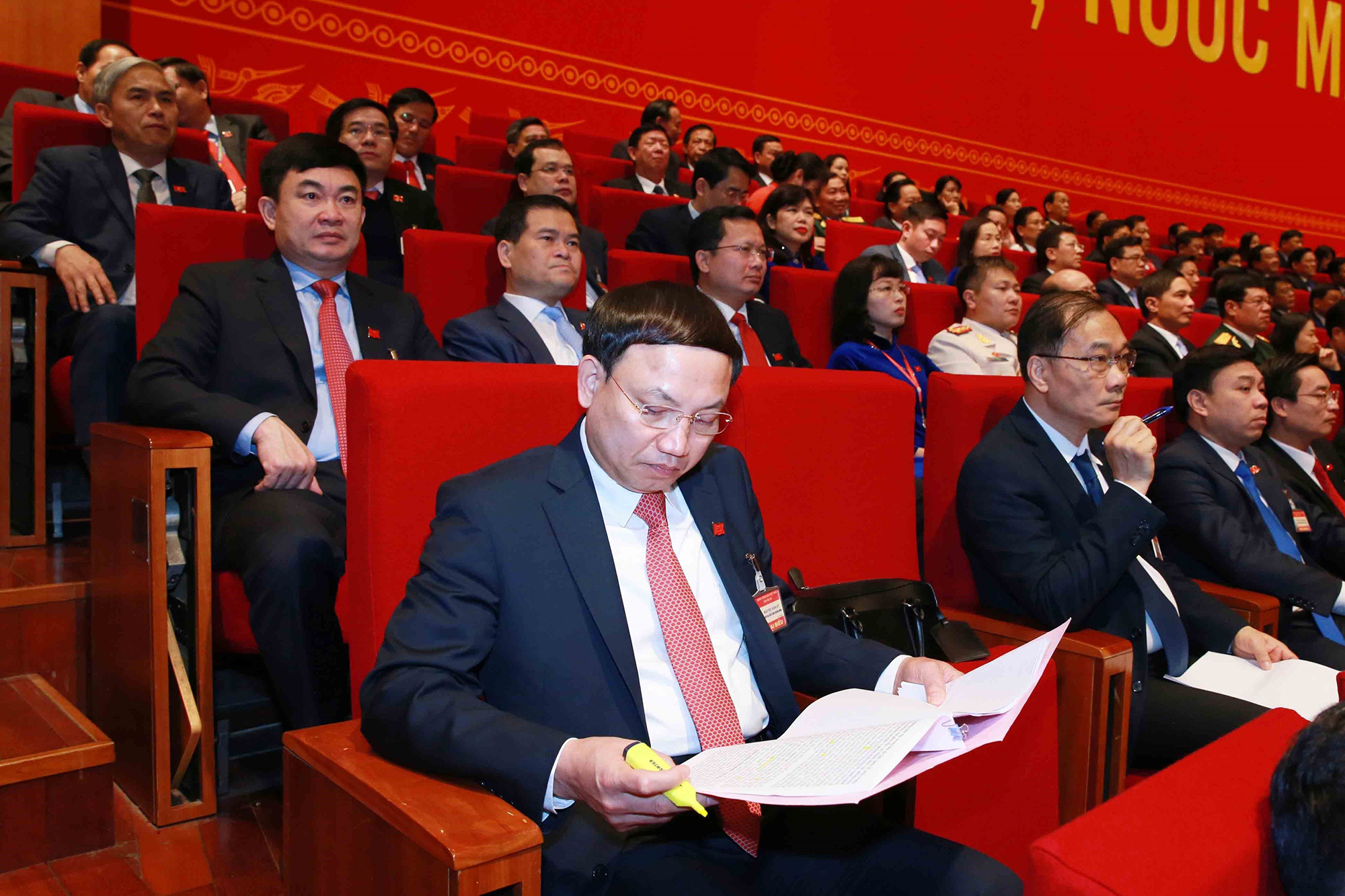 Đồng chí Nguyễn Xuân Ký, Bí thư Tỉnh ủy Quảng Ninh nghiên cứu tài liệu tại Đại hội