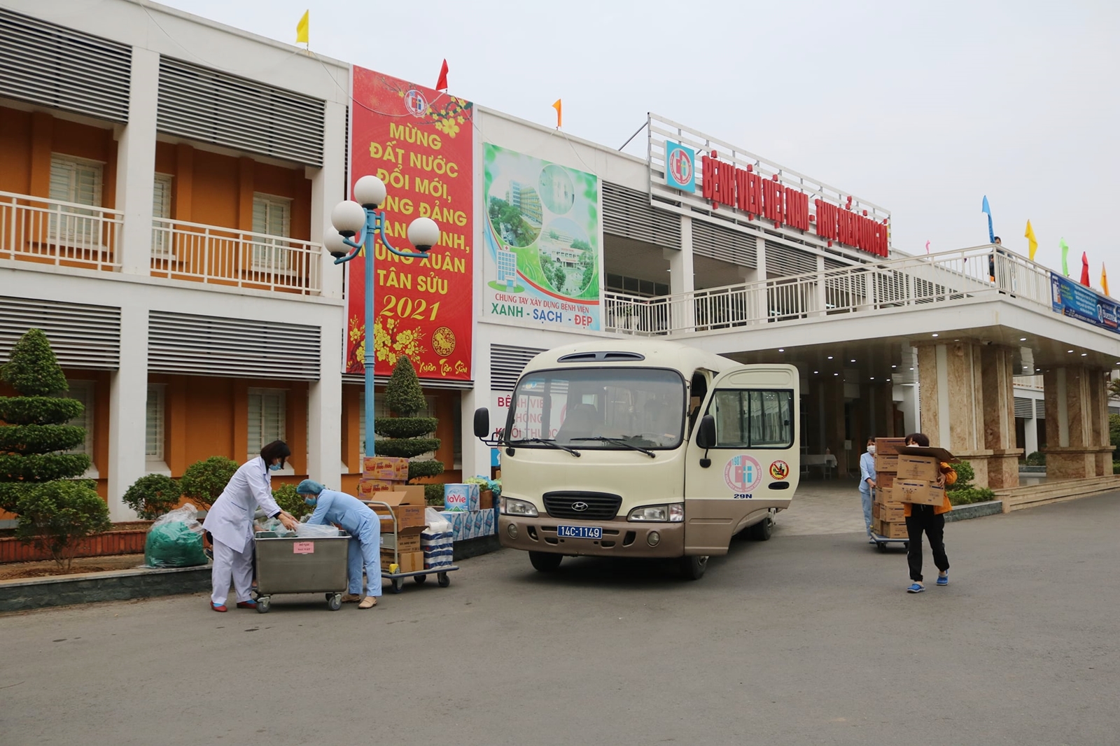 Chuẩn bị vận chuyển đồ tiếp tế cho cán bộ nhân viên y tế Bệnh viện đang thực hiện nhiệm vụ tại Thị xã Đông Triều