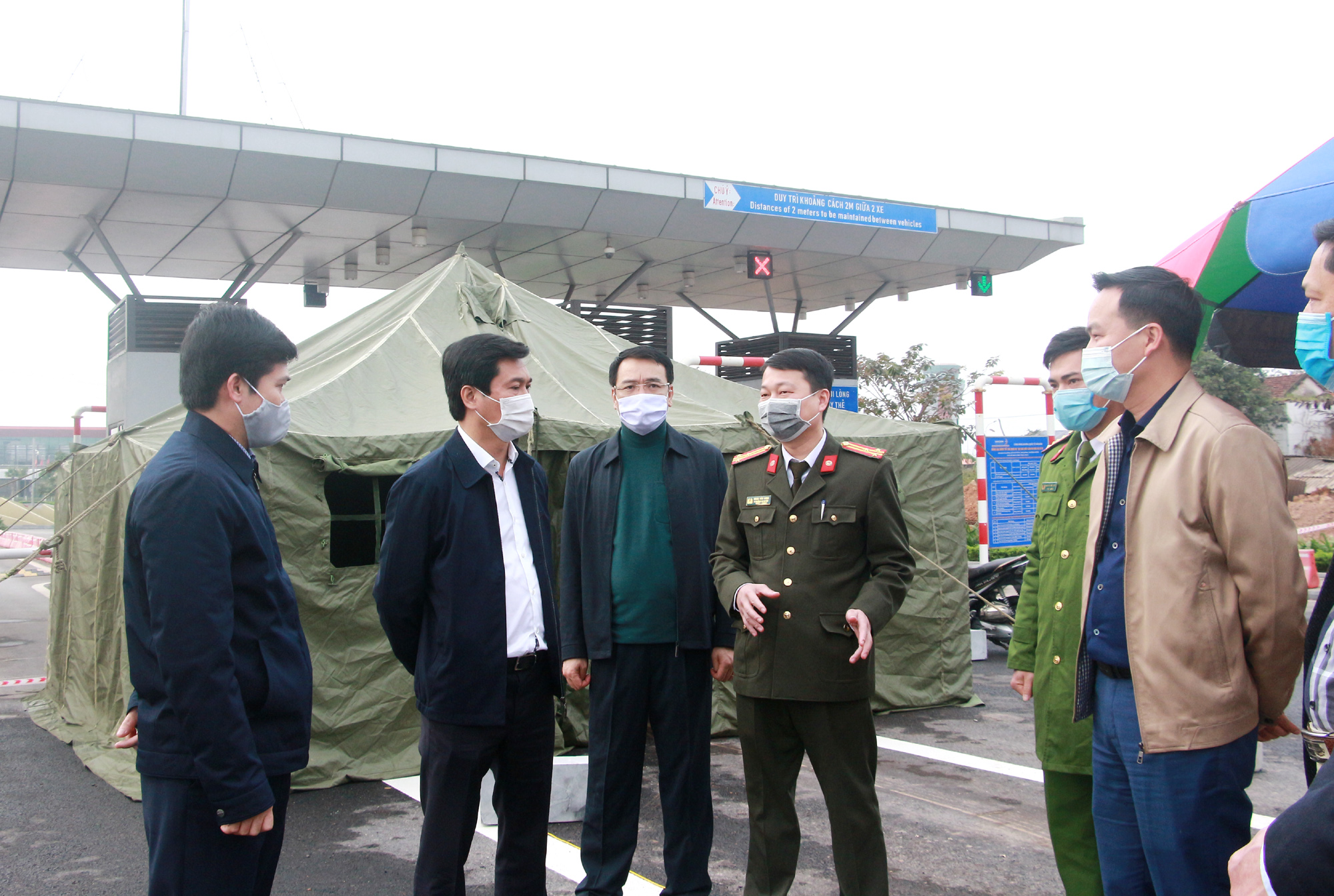 Đồng chí Nguyễn Tường Văn, Chủ tịch UBND tỉnh kiểm tra khu cách ly tại Cảng hàng không quốc tế Vân Đồn.