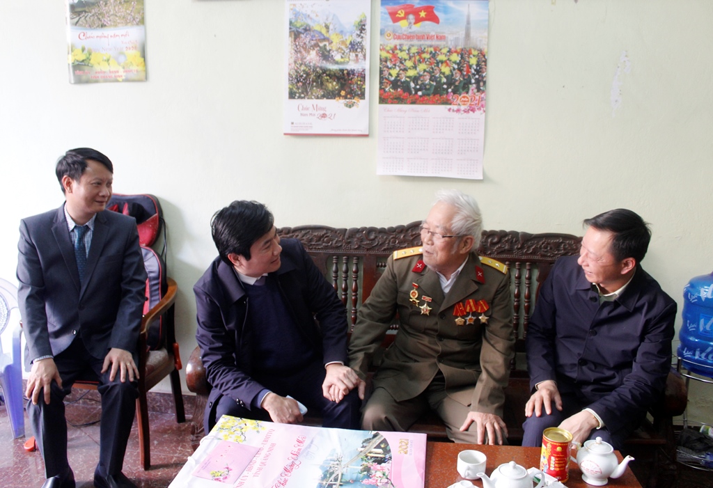 Đồng chí Nguyễn Tường Văn, Chủ tịch UBND tỉnh, tặng quà, chúc Tết hộ gia đình ông Vũ Minh Tương, thương binh hạng 4/4 tại phường Ka Long, T Móng Cái.