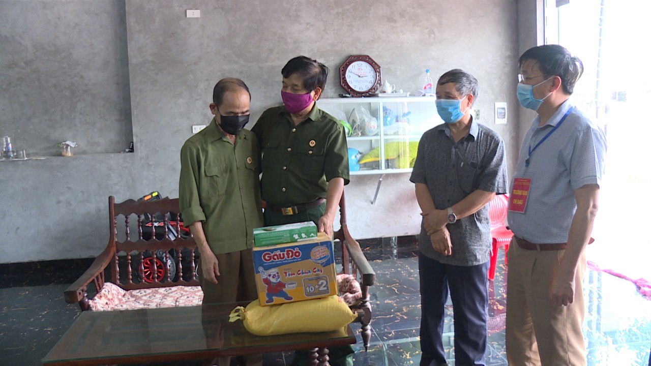 Hội CCB phường Hoành Bồ, TP Hạ Long trao tặng quà tết cho hội viên CCB hoàn cảnh khó khăn.