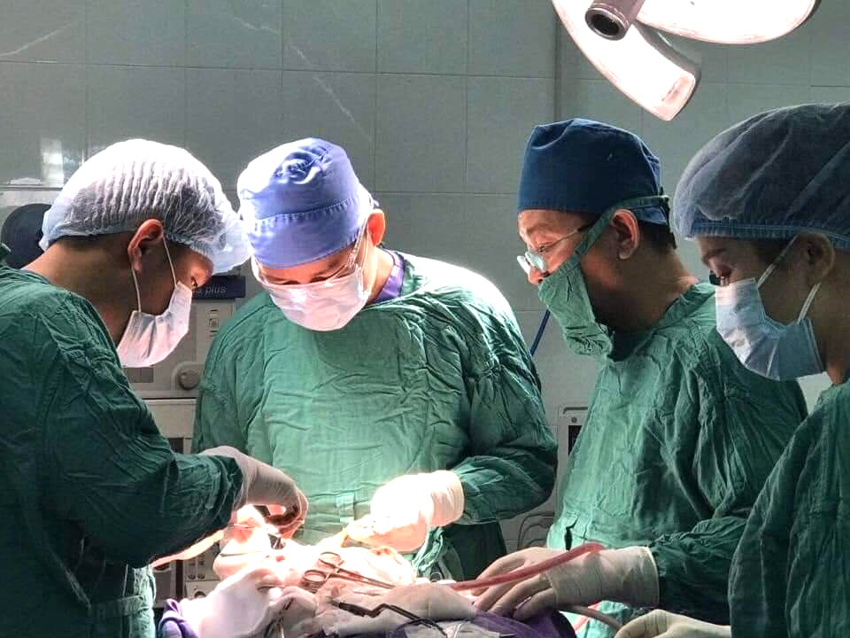 Một ca mổ của bác sĩ Lục Chiến Thắng (thứ 2 từ bên trái) tại Trung tâm Y tế huyện Tiên Yên