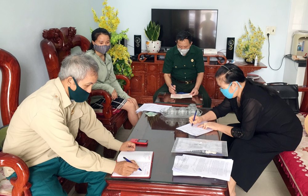 Tổ tự quản ANTT do CCB làm nòng cốt khu phố 1, phường Hà Khẩu đến từng hộ dân thực hiện cam kết chấp hành nghiêm quy định về phòng, chống dịch Covid-19.