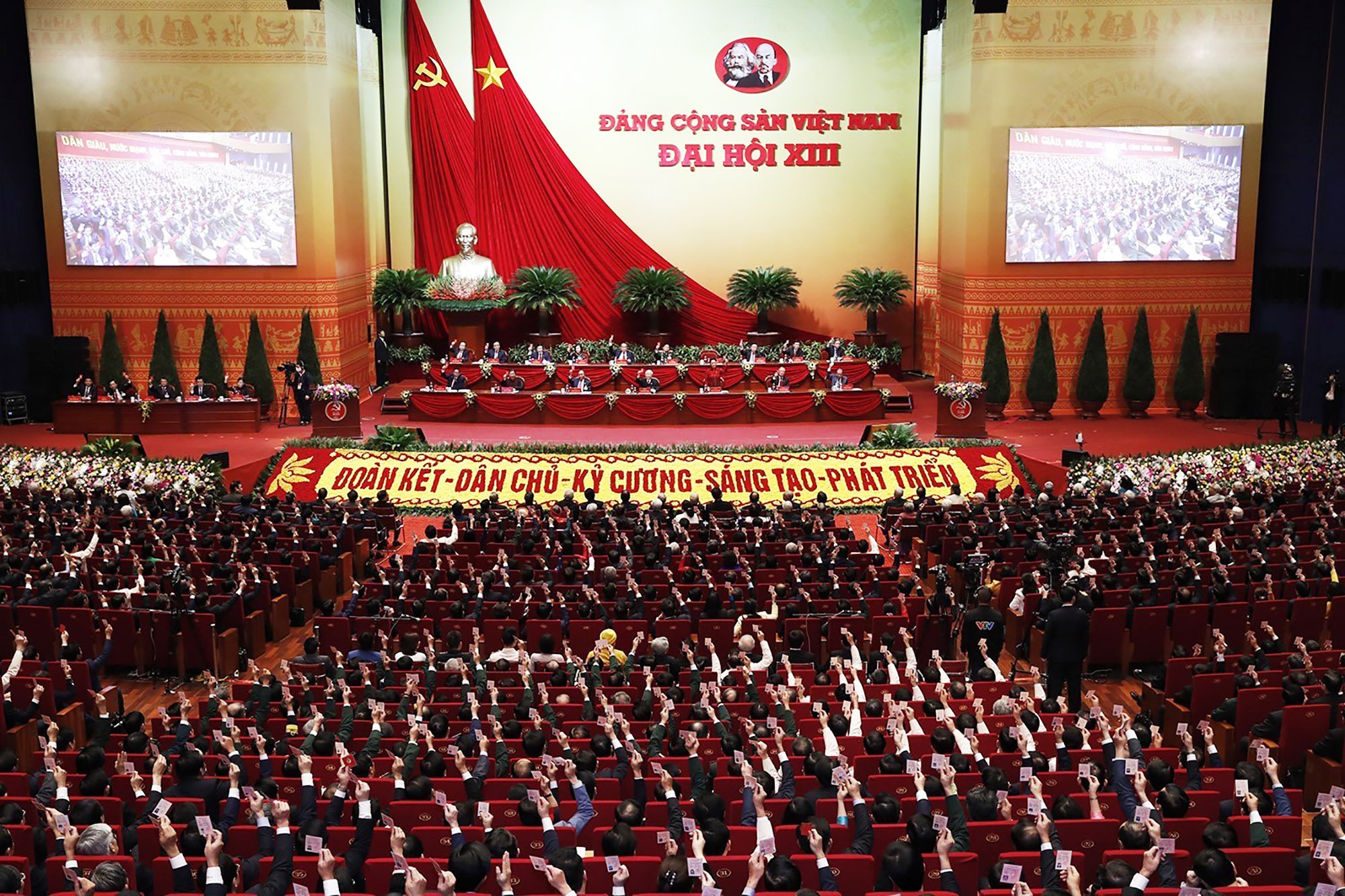Các đại biểu biểu quyết thông qua Nghị quyết Đại hội đại biểu toàn quốc lần thứ XIII của Đảng.