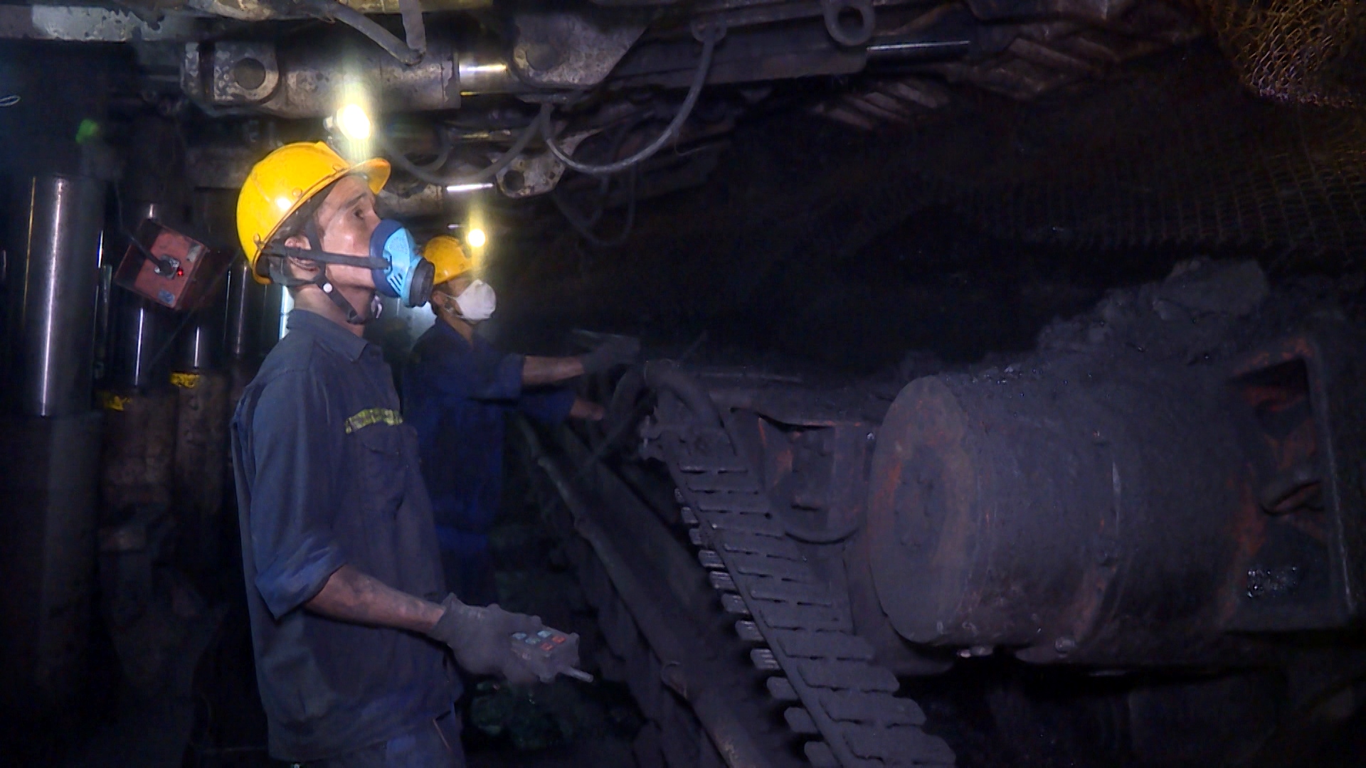 Thợ mỏ Công ty CP Than Hà Lầm điều khiển máy khấu than.