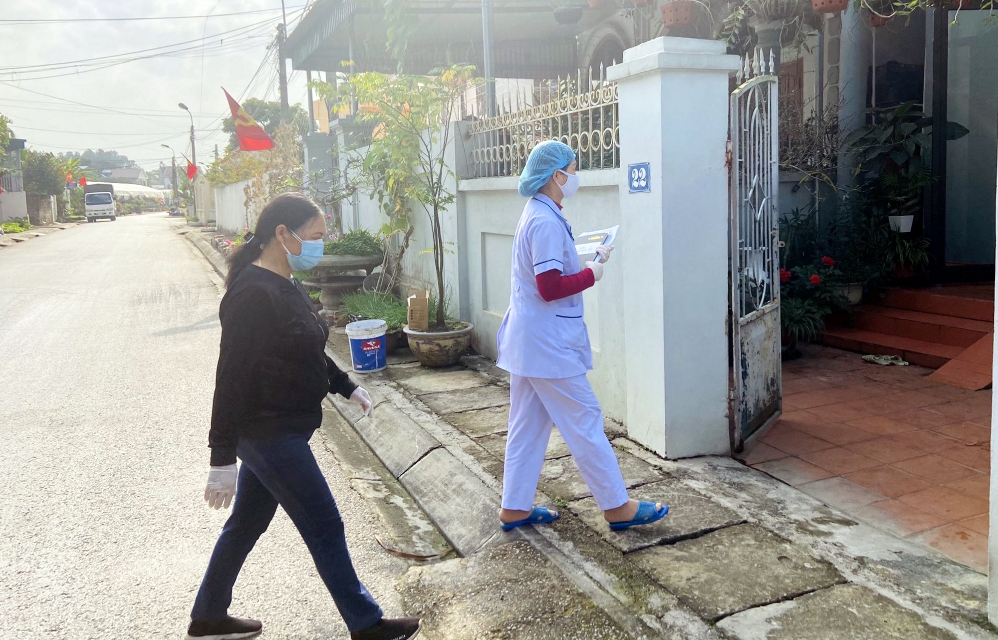 Nhân viên y tế phường Hoành Bồ cùng với đại diện khu phố không quản ngày đêm đến từng nhà dân để tuyên truyền, hướng dẫn khao báo y tế toàn dân
