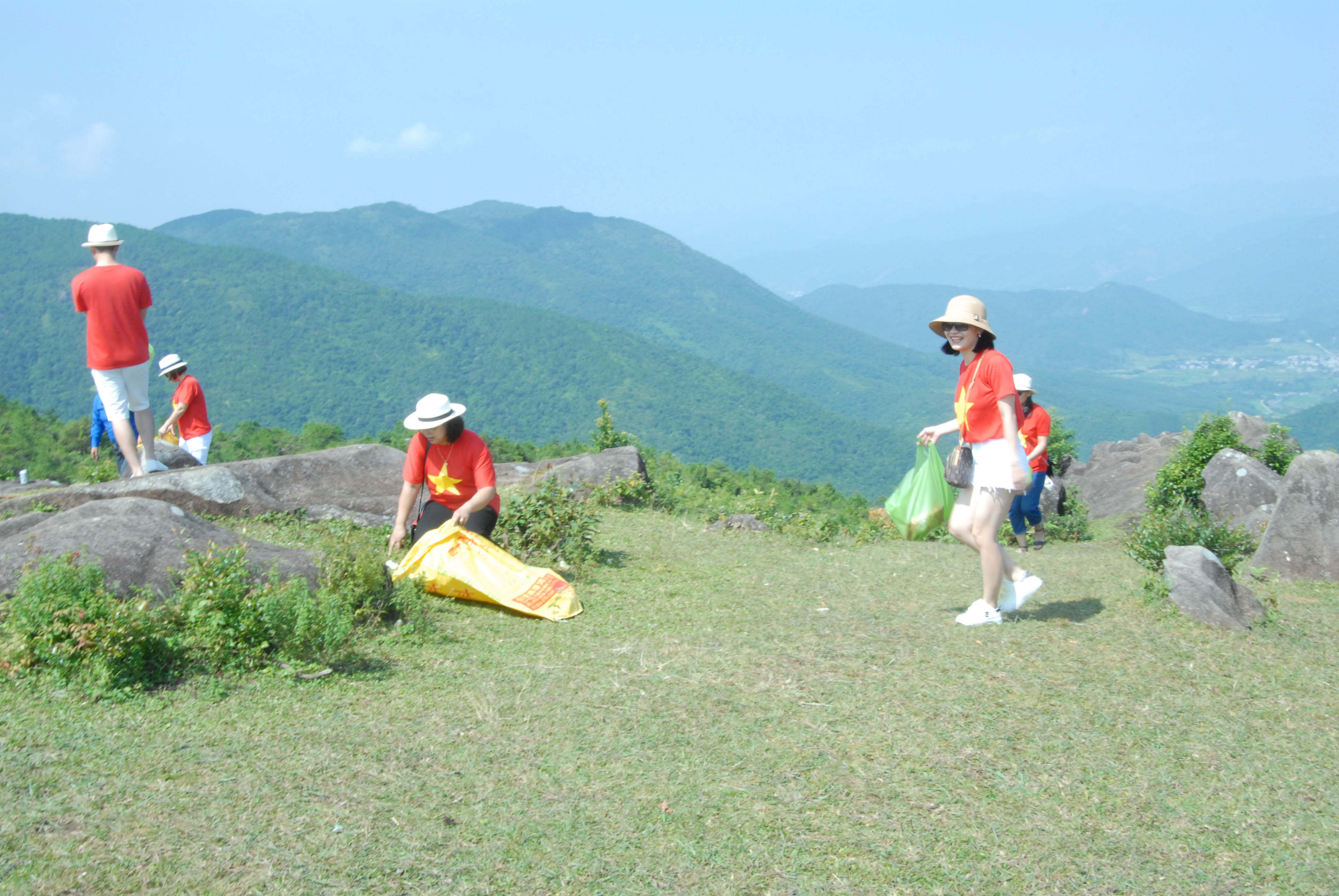 Du khách tham gia dọn rác khi đến tham quan các điểm cột mốc biên giới tại huyện Bình Liêu.