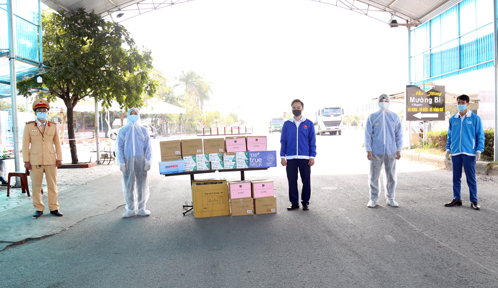 Đoàn công tác của Tỉnh Đoàn trao tặng khẩu trang, nước sát khuẩn và nhu yếu phẩm cho lực lượng làm nhiệm vụ tại chốt kiểm soát dịch Covid-19 tại phường Mạo Khê.