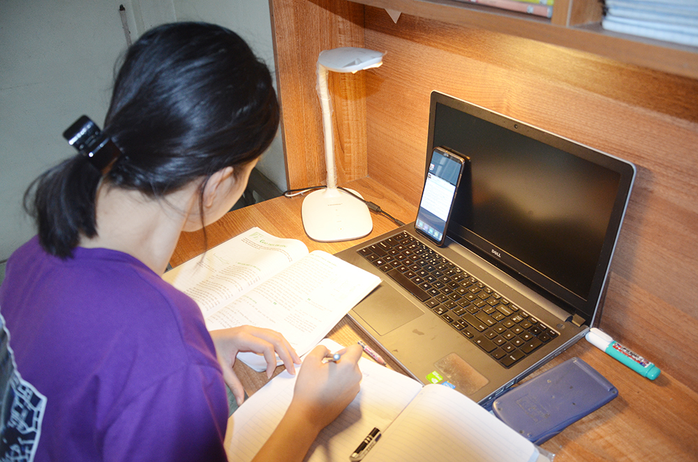 Học sinh Trường THPT Hòn Gai, TP Hạ Long học trực tuyến tại nhà.
