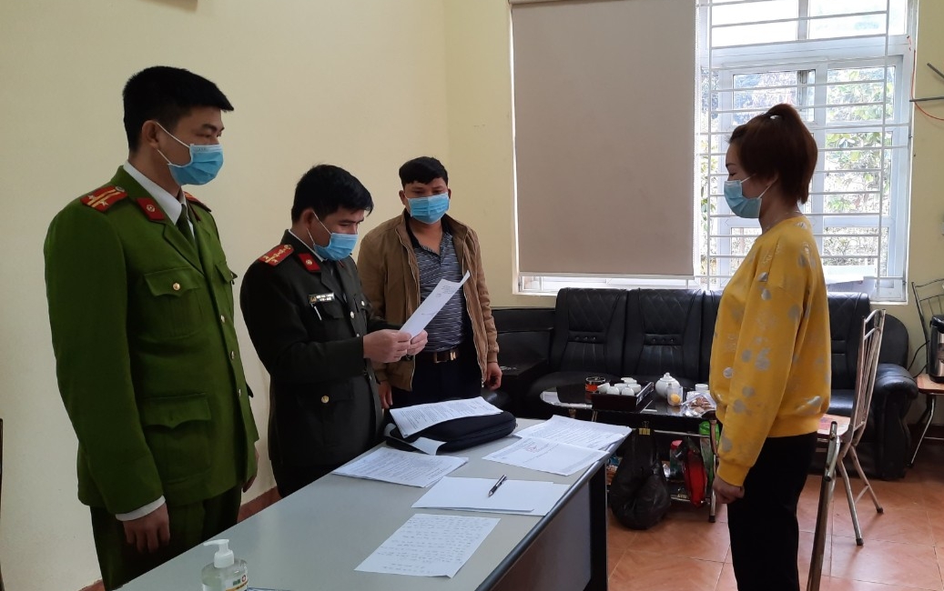 Công an huyện Ba Chẽ tống đạt quyết định xử phạt hành chính công dân Nịnh. T. Q về hành vi xuất, nhập cảnh trái phép