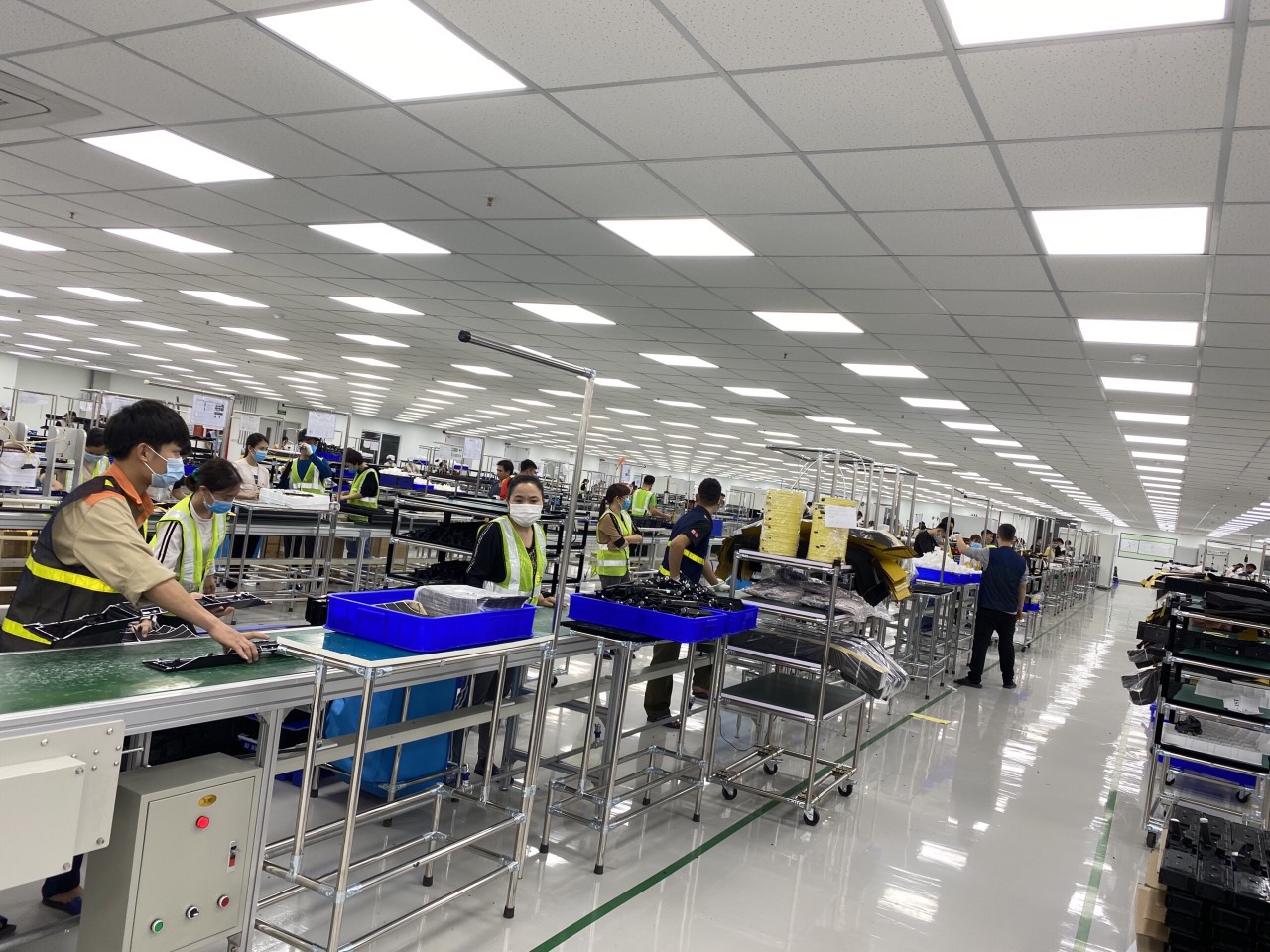 Công nhân Công ty TNHH Bumjin Vina Electronics, KCN Đông Mai, TX Quảng Yên thi đua lao động sản xuất.