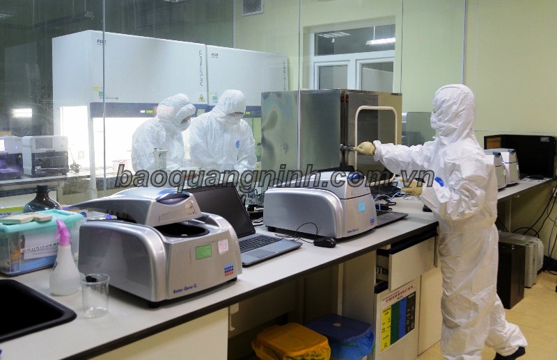 Trung tâm Kiểm soát bệnh tật Quảng Ninh xét nghiệm các mẫu bện