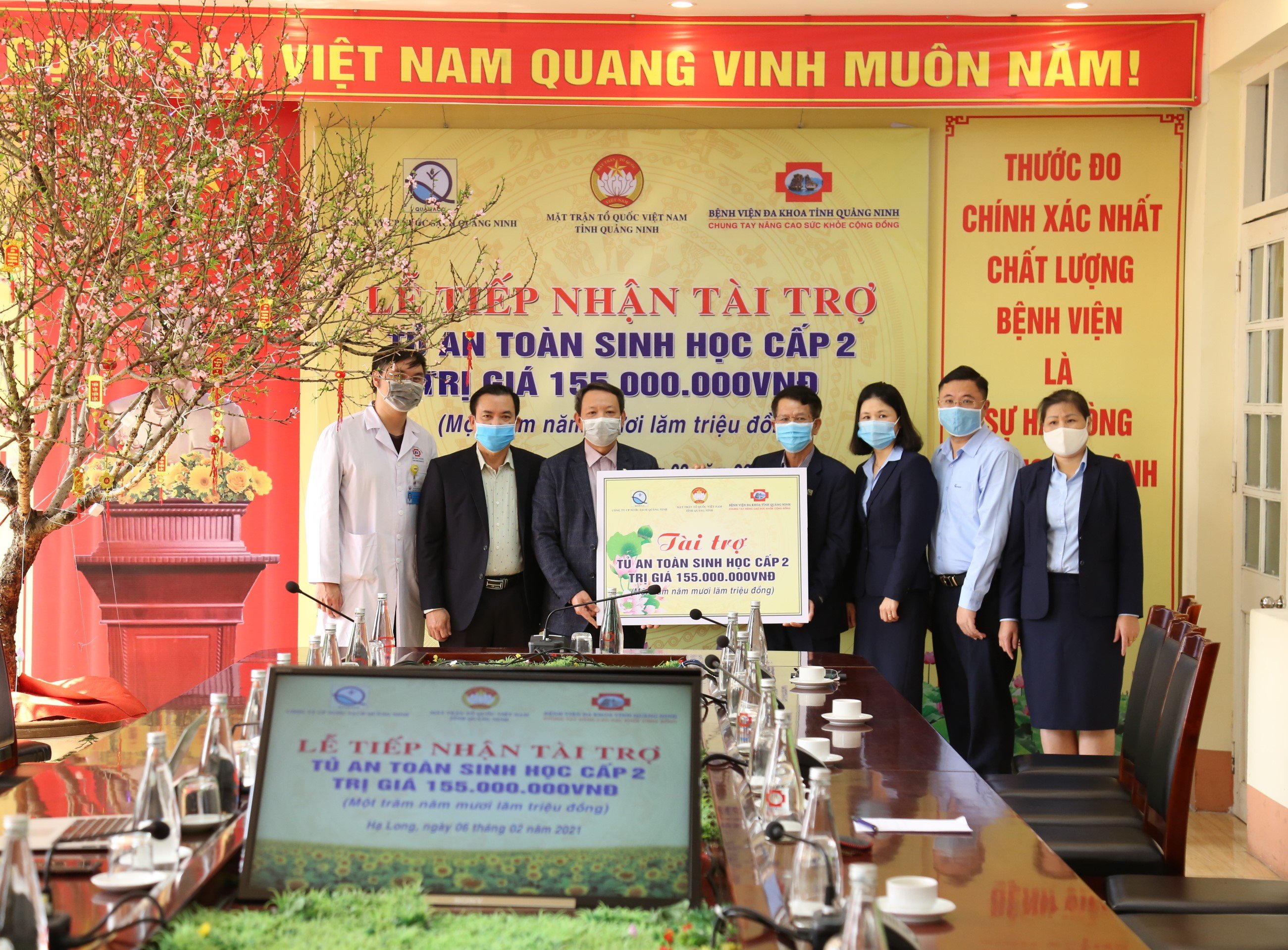 Đại diện Mặt trận Tổ quốc, Công CP Nước sạch Quảng Ninh trao tặng tủ an toàn sinh học cấp II cho Bệnh viện Đa khoa tỉnh.