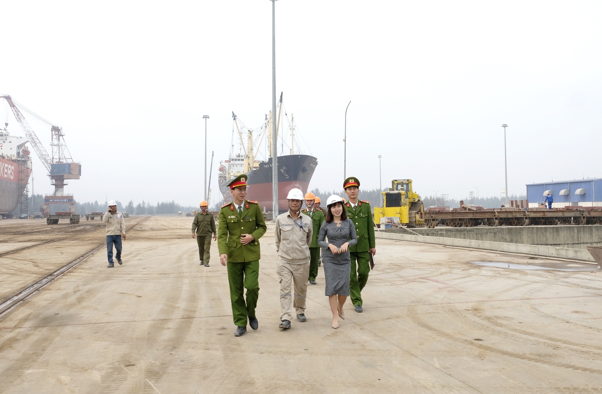 Công an xã Tiền Phong (TX Quảng Yên) nắm tình hình ANTT tại Công ty Nosco Shipyard ngày cuối năm.