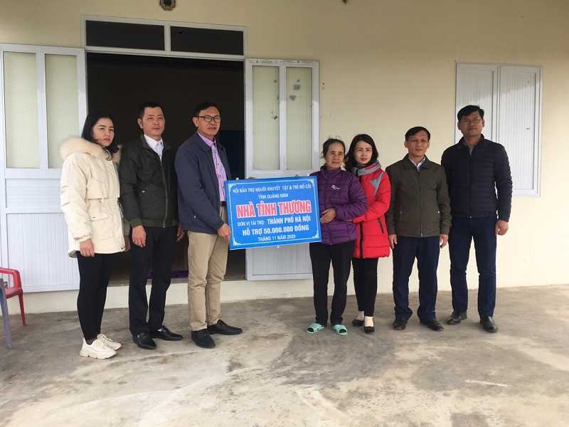 Hội Bảo trợ người tàn tật và Trẻ mồ côi tỉnh Quảng Ninh trao tặng nhà cho gia đình cháu Nguyễn Đan Trường (mồ côi cha) trú tại thôn Minh Tân, xã Quảng Minh, tháng 1/2021. Ảnh: Thanh Trường (CTV)