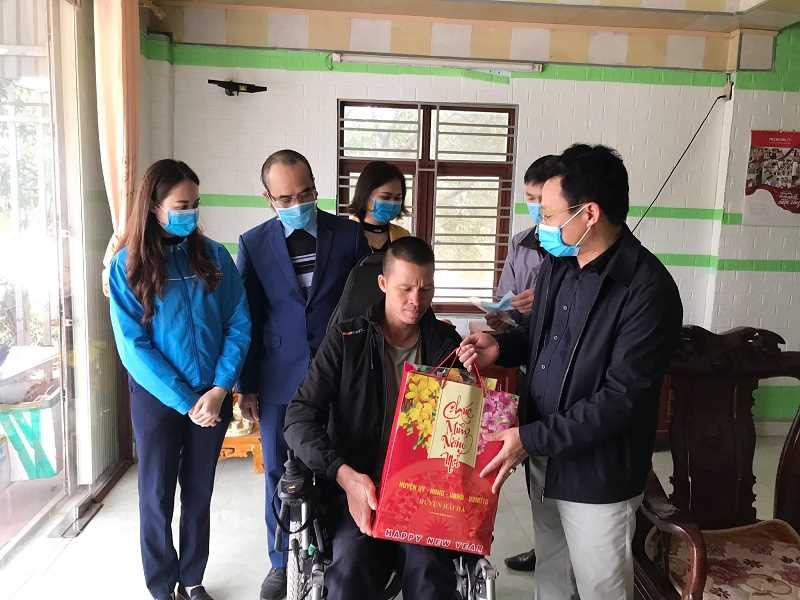Lãnh đạo huyện Hải Hà thăm, tặng quà các gia đình chính sách tại xã Quảng Thành nhân dịp tết Nguyên đán Tân Sửu 2021. Ảnh: Hồng Nhung (CTV)