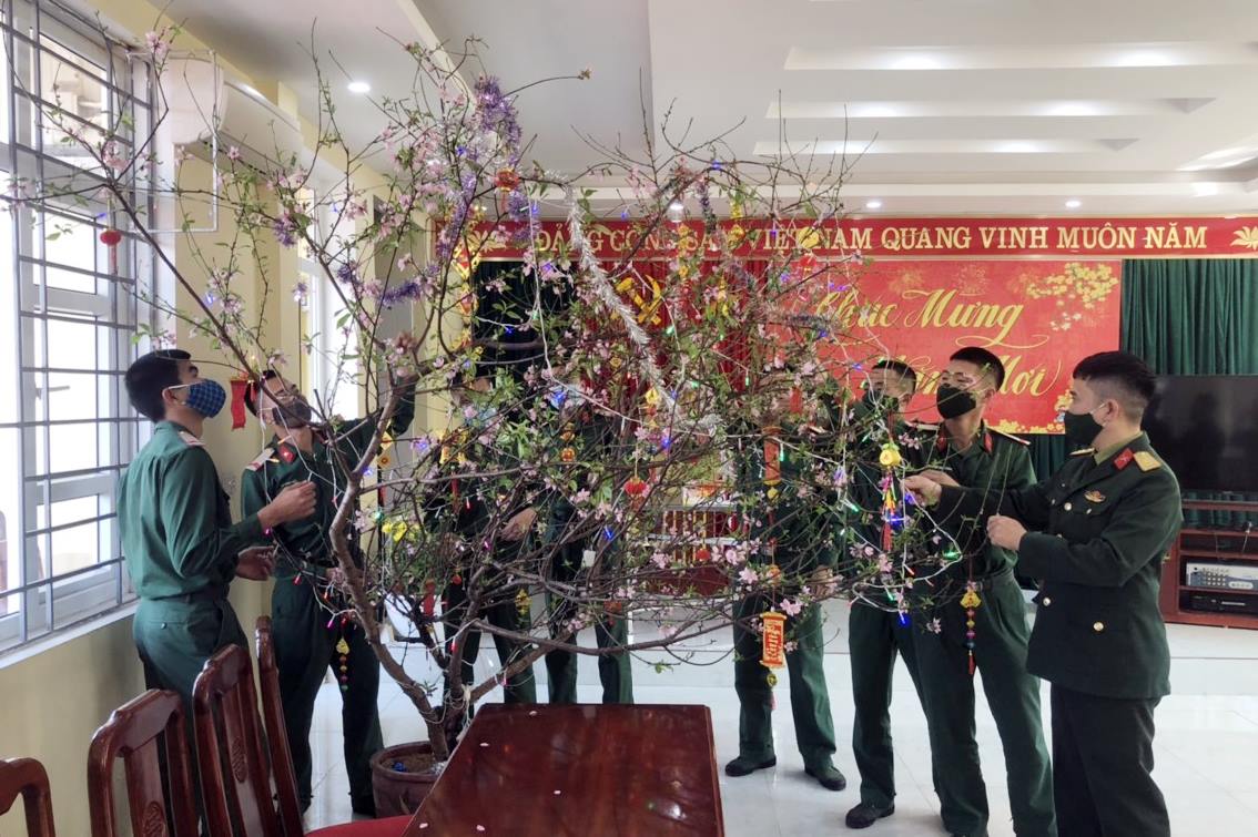 Cán bộ chiến sĩ Đại đội Trinh Sát trang trí cây đào đón Tết Nguyên đán Tân Sửu 2021.