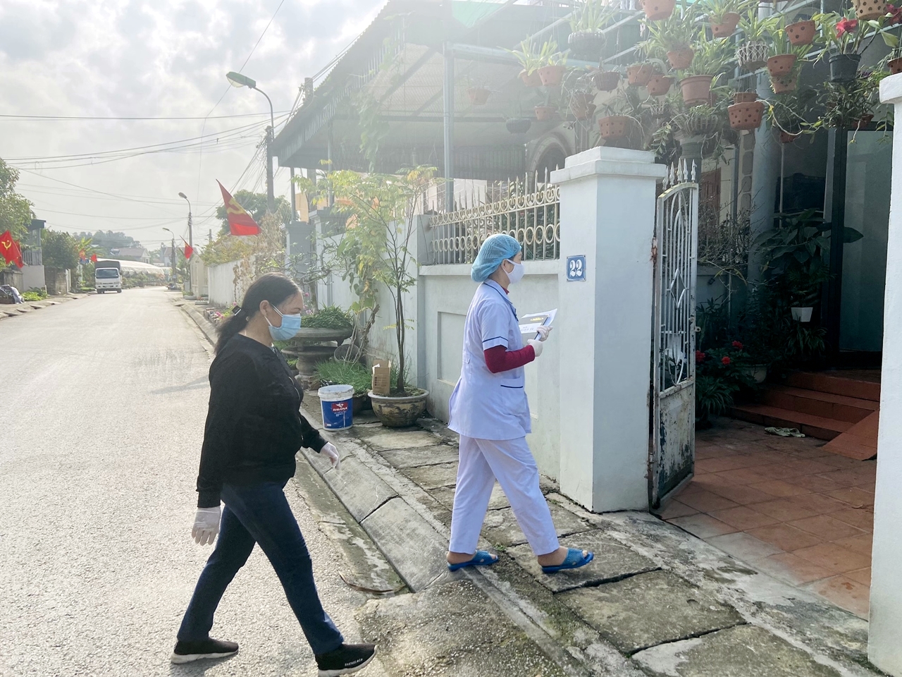 Cán bộ y tế phường Hoành Bồ (TP Hạ Long) cùng với đại diện khu phố đến từng nhà dân để tuyên truyền, hướng dẫn khao báo y tế toàn dân.