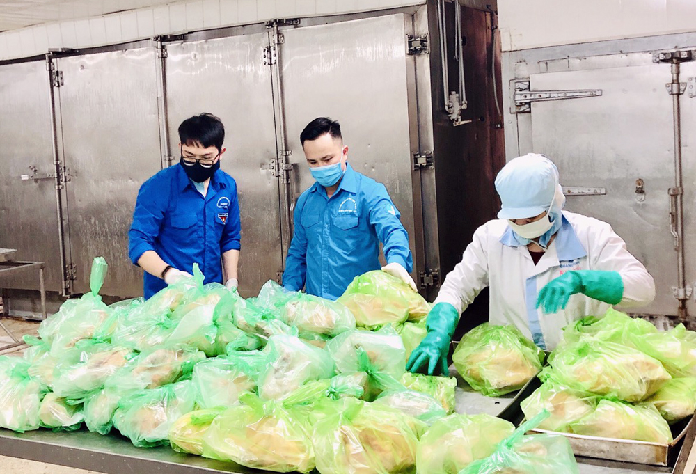 ĐVTN thành phố tham gia giao hàng gà hỗ trợ tiêu thụ giúp người nông dân xã Tân Dân.