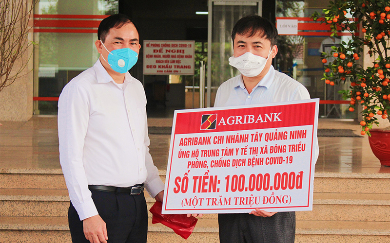 Lãnh đạo Agribank Tây Quảng Ninh trao kinh phí ủng hộ cho Trung tâm Y tế TX Đông Triều.