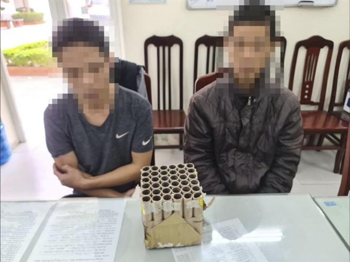 Đốt pháo hoa nổ, 2 anh em ở Hà Nội bị phạt 3,5 triệu đồng.