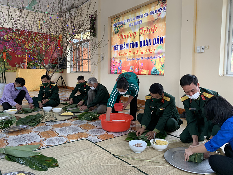 Ban CHQS TX Quảng Yên tổ chức gói 300 chiếc bánh chưng.