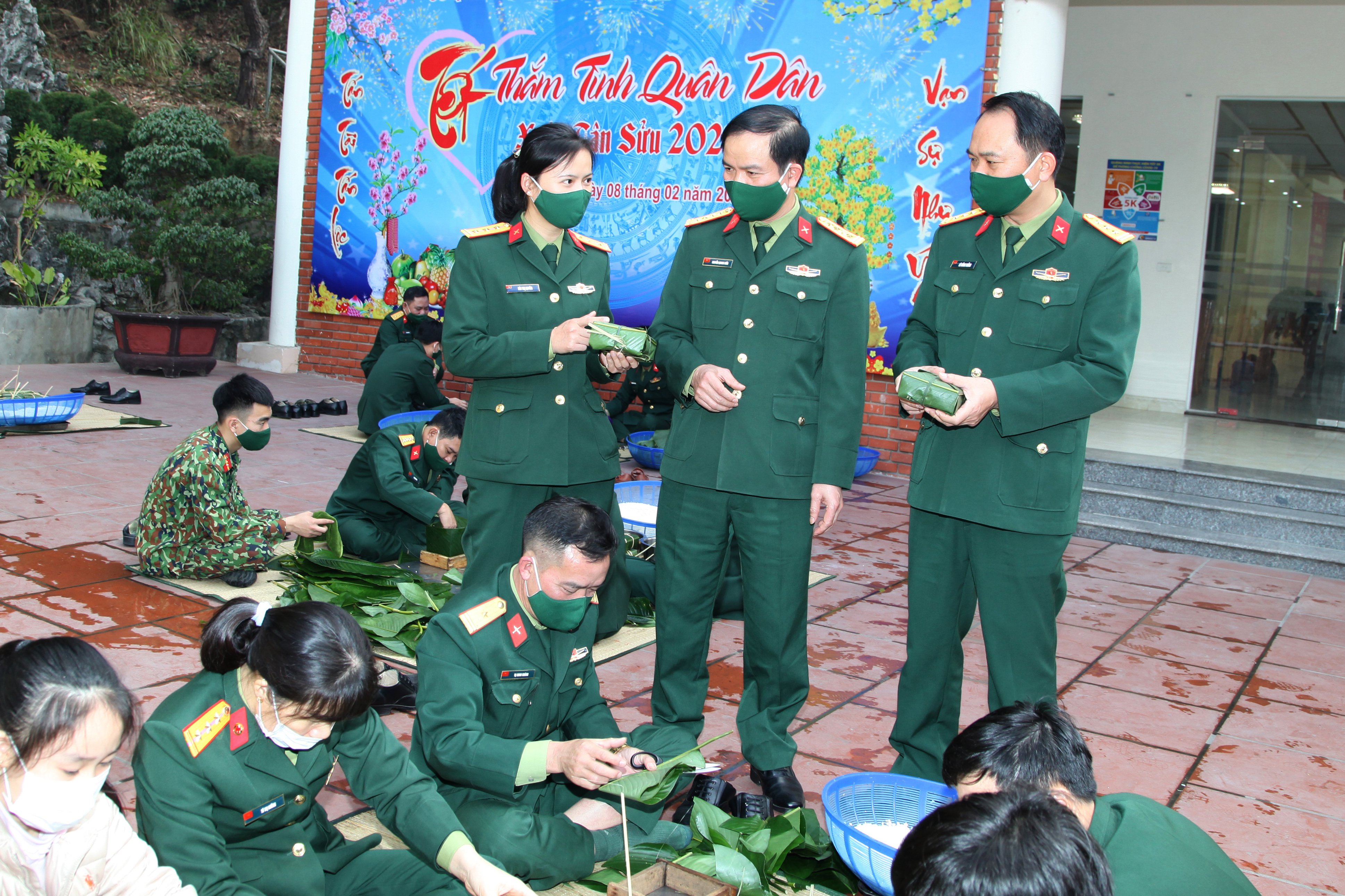 Khối cơ quan và các phân đội trực thuộc Bộ CHQS tỉnh tổ chức gói bánh chưng tặng cho các công dân cách ly tập trung trên địa bàn tỉnh.