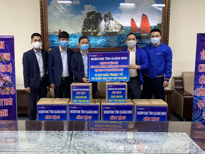 Lãnh đạo MobiFone Quảng Ninh trao khẩu trang y tế cho Công ty CP Than Vàng Danh