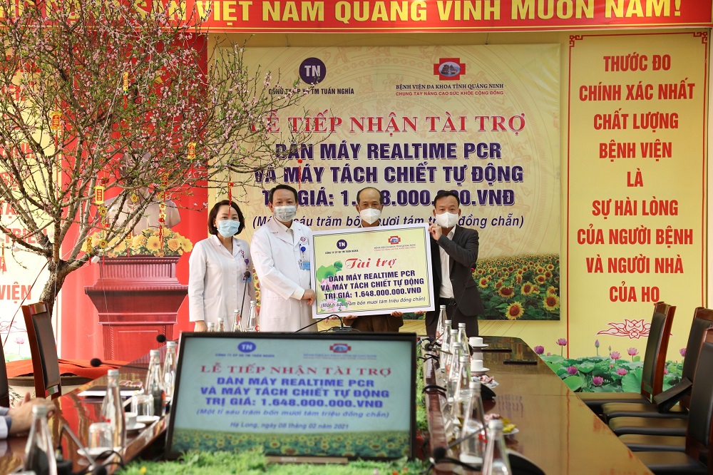 Doanh nghiệp trao tặng Bệnh viện Đa khoa tỉnh Quảng Ninh dàn máy xét nghiệm Covid-19
