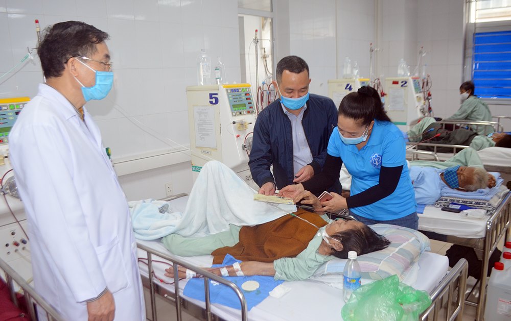 Lãnh đạo BHXH tỉnh trao tặng quà cho bệnh nhân tại khoa thận và lóc máu tại Bệnh viện Bãi Cháy