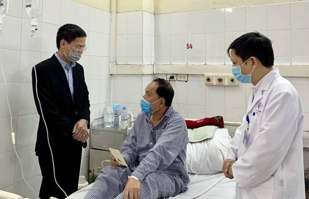 Lãnh đạo BHXH tỉnh thăm hỏi, tặng quà cho bệnh nhân hoàn cảnh khó khăn điều trị dịp Tết Nguyên đán Tân Sửu năm 2021.