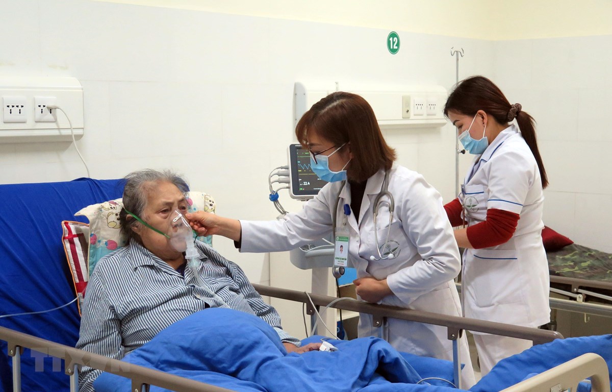 Bác sỹ tại Khoa nội I, Bệnh viện Đa khoa tỉnh Sơn La thăm khám cho bệnh nhân. (Ảnh: Hữu Quyết/TTXVN)