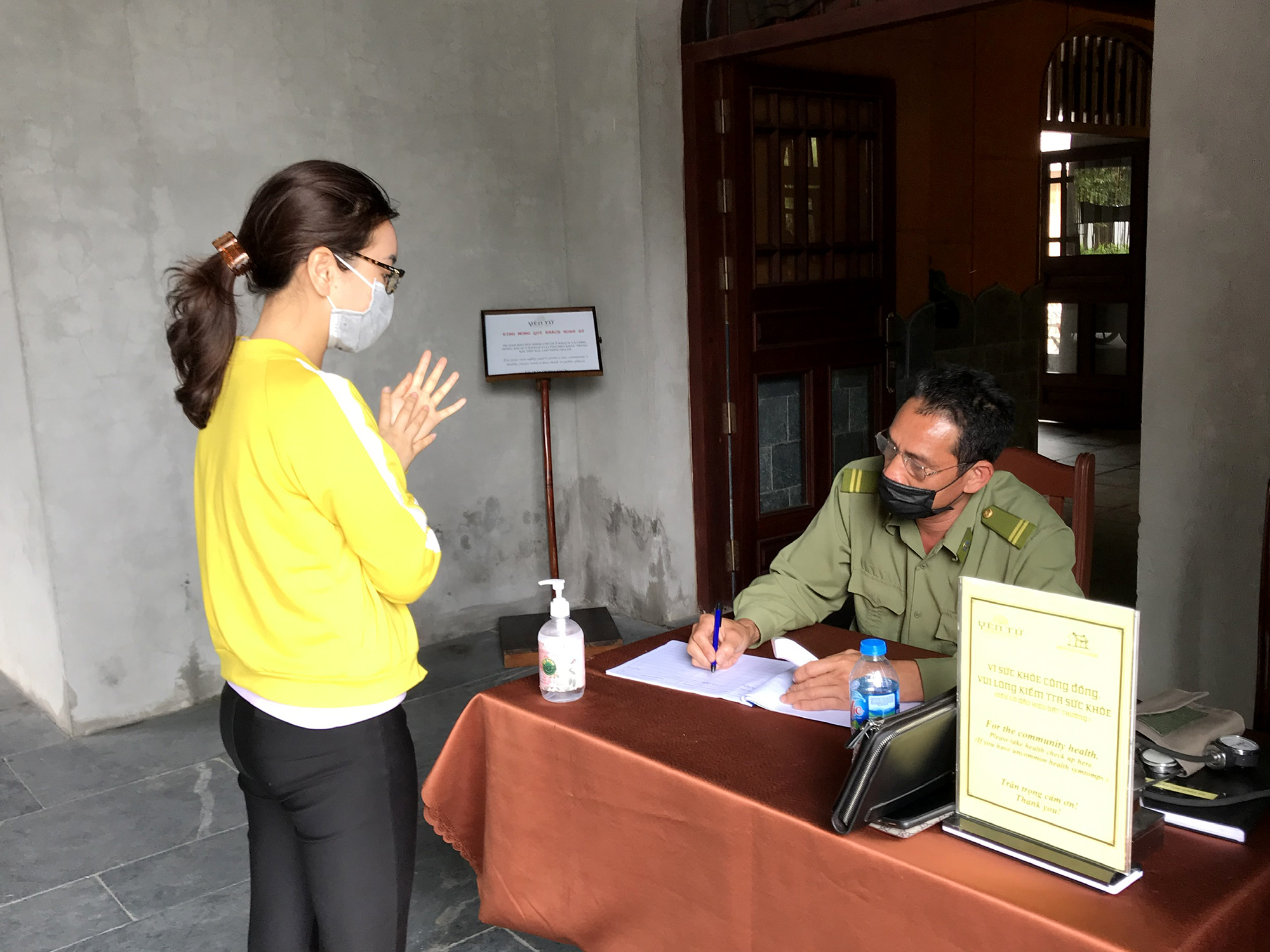 Người dân khai báo y tế, thực hiện yêu cầu phòng chống dịch tại Khu di tích danh thắng Yên Tử (TP Uông Bí).
