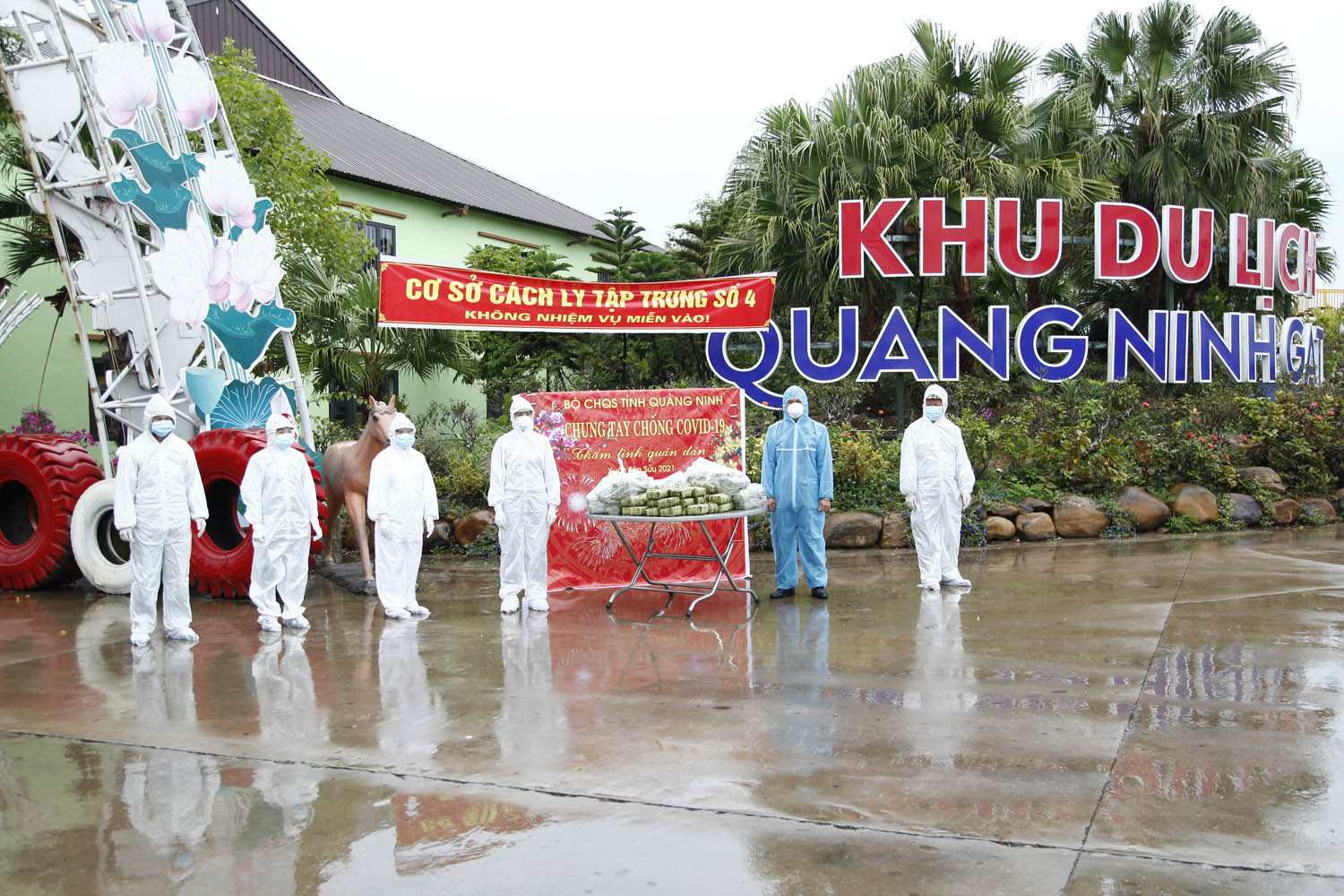 Bộ CHQS tỉnh, tặng bánh chưng khu cách ly tập trung cơ sở 4 (Quảng Ninh GATE) 