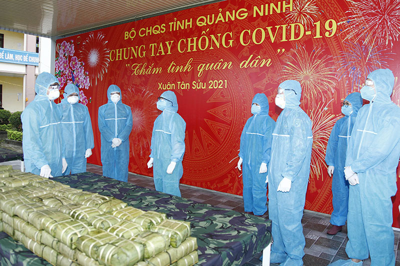 Đại tá Nguyễn Quang Hiến, Chính ủy Bộ CHQS tỉnh (đứng ngoài cùng bên trái) trao tặng bánh chưng cho khu cách ly tập trung Trung tâm Giáo giục Thường xuyên Đông Triều.