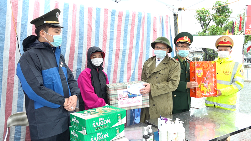 Lãnh đạo thành phố Cẩm Phả tặng quà Tết cho các lực lượng tại chốt kiểm dịch Km14, phường Quang Hanh