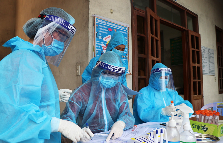 Tính đến thời điểm này cán bộ y tế TP Uông Bí đã thực hiện lấy mẫu xét nghiệm SART - CoV - 2 cho trên 6.000 người.
