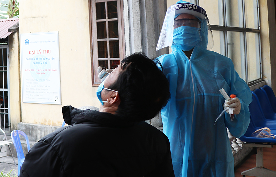 Cán bộ y tế TP Uông Bí lẫy mẫu xét nghiệm cho đối tượng F2 tại phường Bắc Sơn.